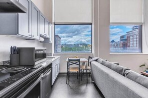 Frigorífic, microones, forn i placa de cuina 