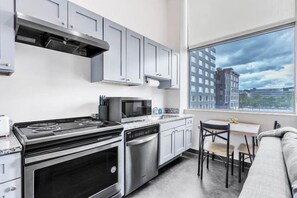 Frigorífic, microones, forn i placa de cuina 