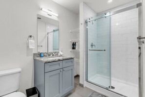 Dusche, Haartrockner, Handtücher