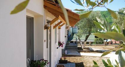 Cozy bungalow in charming Roshnik Village 101