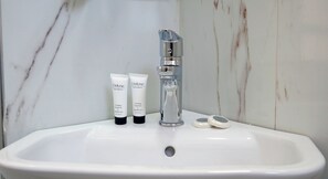 Ducha, secador de pelo, toallas, jabón