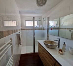 Dusche, Haartrockner, Handtücher, Seife