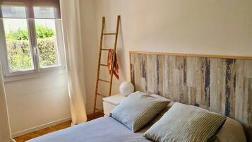 2 chambres, bureau, fer et planche Ă repasser, lit parapluie