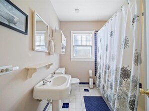 Een douche, handdoeken