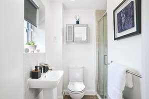 Dusche, Handtücher, Seife, Toilettenpapier