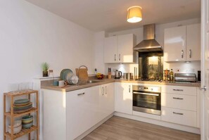 Kjøleskap, mikrobølgeovn, ovn og kokeplater