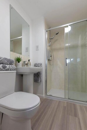 Dusj, hårføner og håndklær