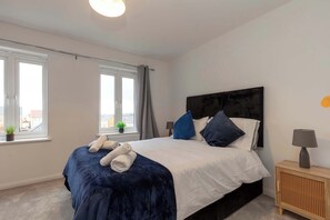 4 bedrooms, desk, iron/ironing board, WiFi - Spacious & Contemporary 4 Bedroom Home in Yeovil (Somerset)