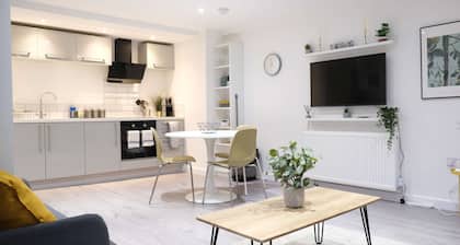Lovely 2 Bed Apartment w Garden near Northampton