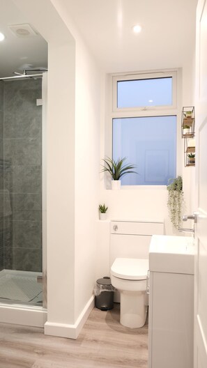 Douche, sèche-cheveux, serviettes fournies