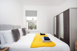 3 habitaciones, escritorio, tabla de planchar con plancha y wifi 