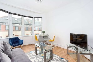 Televisión y oficina 