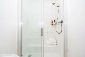 Dusche, Haartrockner, Handtücher, Shampoo