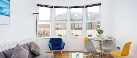 Una televisión, una oficina