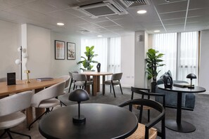 Dining - Bright & Contemporary 2BR Flat in Birmingham Centre (Birmingham)