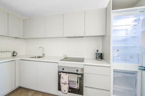 Een koelkast, een magnetron, een oven, een kookplaat