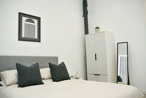 1 chambre, bureau, fer et planche à repasser, Wi-Fi