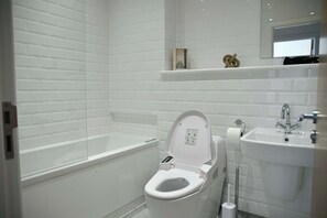 Douche, sèche-cheveux, serviettes fournies