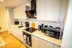 Geladeira, micro-ondas, fogão, cooktop