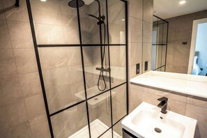 Shower, hair dryer, towels, shampoo - 2 BR Apt in Lomax Street Central Manchester (Manchester)