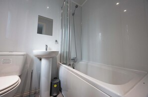 Een douche, een haardroger, handdoeken