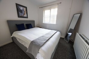 1 slaapkamer, een bureau, een strijkplank/strijkijzer, beddengoed