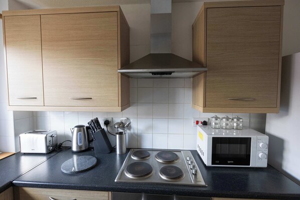 Refrigerador, microondas, horno, placa de cocina