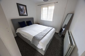 1 makuuhuone, työpöytä, silitysrauta/-lauta, vuodevaatteet