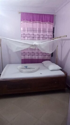 Desk, laptop workspace, iron/ironing board, free WiFi - ATA Safaris Lodge Shinyanga (Shinyanga)