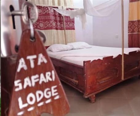Desk, laptop workspace, iron/ironing board, free WiFi. ATA Safaris Lodge Shinyanga
