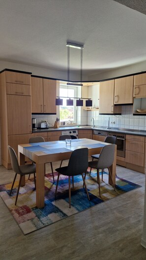 Réfrigérateur, four, plaque de cuisson, lave-vaisselle