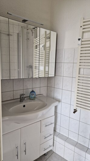 Shower, hair dryer, towels, toilet paper - Flair 2 apartment (Krakow am See)