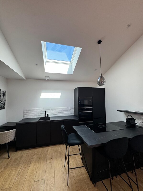 Fridge, microwave, oven, stovetop - Cosy house, residential area, garden and barbecue 20 minutes from Bordeaux. (Villenave-d'Ornon)