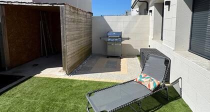Cosy house, residential area, garden and barbecue 20 minutes from Bordeaux.