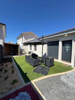 Property grounds - Cosy house, residential area, garden and barbecue 20 minutes from Bordeaux. (Villenave-d'Ornon)