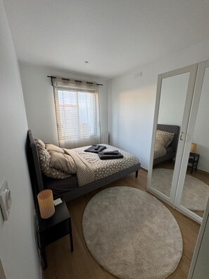 2 habitaciones, escritorio, tabla de planchar con plancha y wifi gratis 