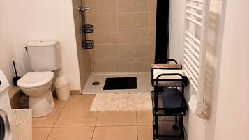 Douche, sĂšche-cheveux, serviettes fournies, papier toilette