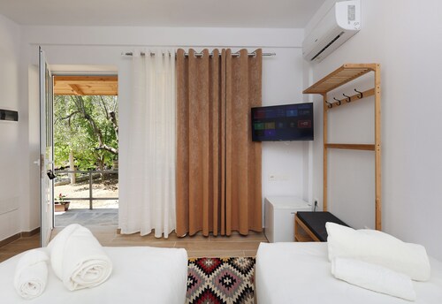 	
Cozy Bungalow in charming Roshnik Village 103