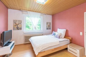 5 bedrooms, WiFi, bed sheets