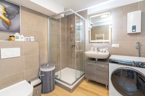 Douche, séchoir à cheveux, serviettes fournies, savon