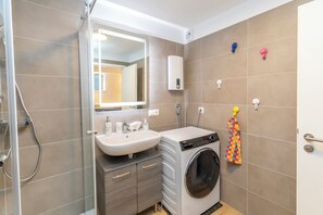 Dusch, hårtork, handdukar och tvål