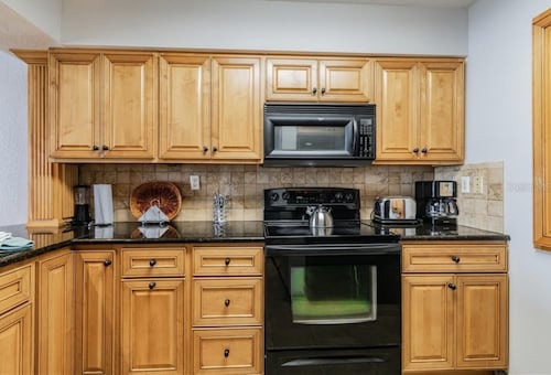 3-BR, 2Ba WATERFRONT condo with fitness room & WiFi in St. Petersburg