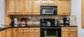 3-BR, 2Ba WATERFRONT condo with fitness room & WiFi in St. Petersburg