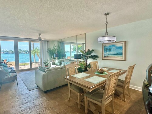 3-BR, 2Ba WATERFRONT condo with fitness room & WiFi in St. Petersburg
