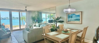 3-BR, 2Ba WATERFRONT condo with fitness room & WiFi in St. Petersburg