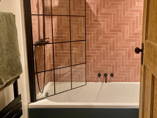 Secadora de cabello, toallas, jabón, papel de baño