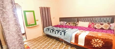 Deluxe vierpersoonskamer, uitzicht op stad | Een kluis op de kamer, geluiddichte muren, beddengoed