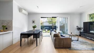 Una televisión, una chimenea