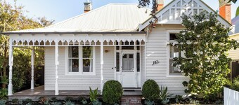 Brighton Pool Paradise: Designer 3BR Retreat Near Beach & Café Culture