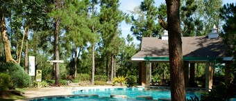 Breathtaking Cozy Studio Unit Crosswinds Tagaytay ~ Pet-friendly ~ WiFi ~ Pool